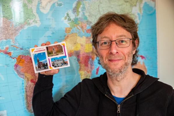 Maarten Wydooghe stuurt groetjes uit Lichtervelde de wereld rond. (foto Kurt)©Kurt Desplenter Foto Kurt