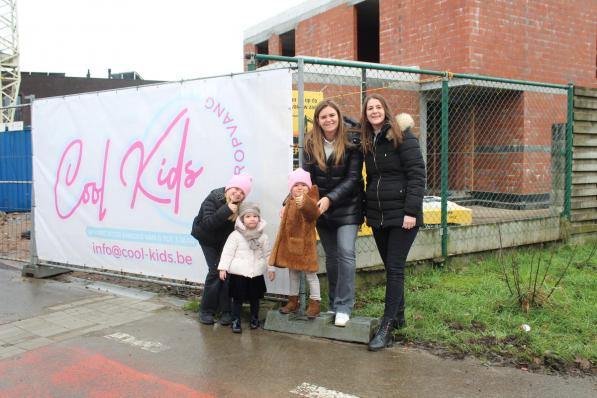 Louise, Marie, Lisette en de zussen Sara en Sofie Lammertijn voor de nieuwbouw die tegen september klaar zal zijn. (foto JT)