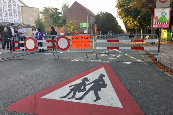 Eerder werd onder meer aan de Vrije basisschool Pius X in Kortrijk een schoolstraat ingericht.© CHH