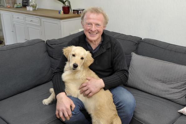 Marnick Goossens, samen met hond Jack, in zijn woning in Ooigem. (foto FODI)©FODI