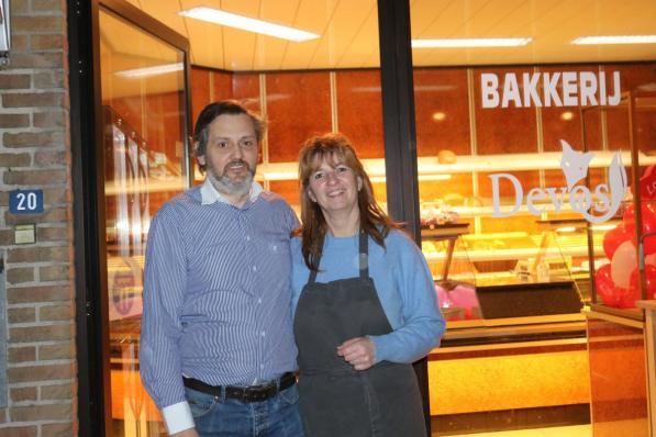 We zien bakker Rik Devos en zijn echtgenote Nancy Van Buyten, die de winkel voor haar rekening neemt. (foto ACK)