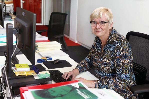 De hulpvaardige Christelle Demoor (60) voor het laatst aan haar bureau in het stadskantoor.©Johan Sabbe
