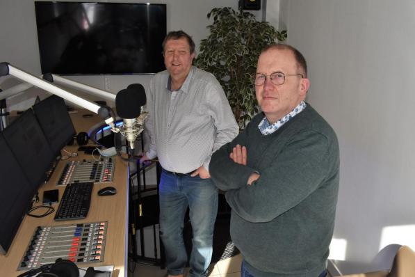 Johan Laroy (achteraan) en Patrick Bollaert, die afgelopen zaterdag onder meer Hands Off The Barmaid te gast hadden in hun nieuwe studio, hebben de band met Tielt allerminst doorgeknipt.©TOM VAN HOUTTE TVW