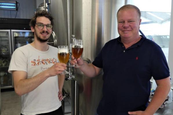 Mathias Vanoverschelde en Kurt Vankeirsbulck brouwen hun eigen bier. (foto Anthony Statius)