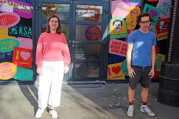 Noa Decocker en Staf Loncke voor de stickerwand, naar aanleiding van het 45-jarig bestaan van Jeugdhuis De Harp. (foto GJZ)