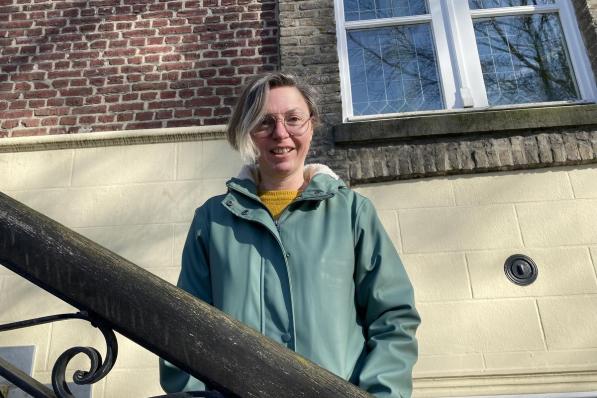 De info- en doorverwijskaarten worden verwerkt door buurtzorgcoördinator Delphine Derammelaere. (Foto DRD)