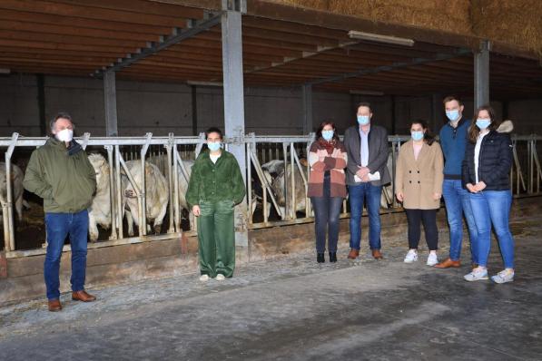 Vlnr dierenarts Wouter Vanlouwe, minister Zuhal Demir, familie Vandewalle.© (Foto MVQ)