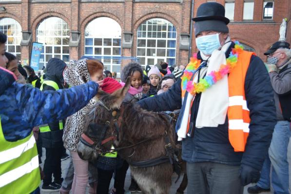 Afscheidnemend directeur Jan Schietgat werd vervoerd met een ezel.© GF