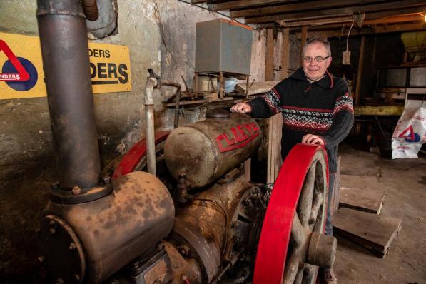 Geert Clement wil zoveel mogelijk materiaal uit de maalderij restaureren en bewaren, zoals deze motor.©Kurt Desplenter Kurt Desplenter