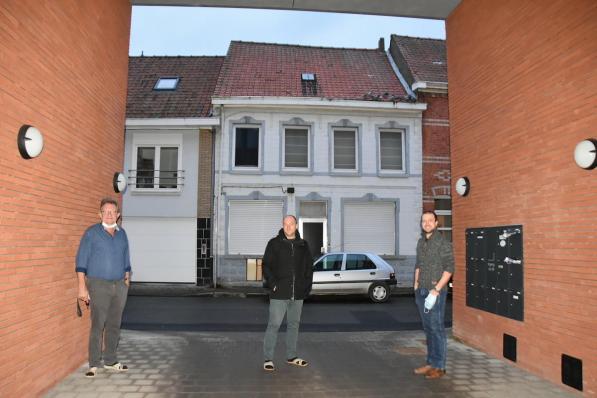 Pol Vanhaverbeke, Andries Soenen en Bert Vanneste in de Rollegemkerkstraat. Achter hen hebben zich al flink wat duiven in de dakgoot verzameld.©ELS DELEU EDB