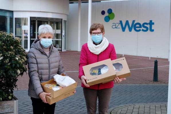 Ook de zussen Nicole en Monique Soubry, die vrijwilligerswerk doen aan de inschrijvingsbalie van AZ West, mochten een ontbijtbox afhalen als dank voor hun inzet.©José Tyteca JT