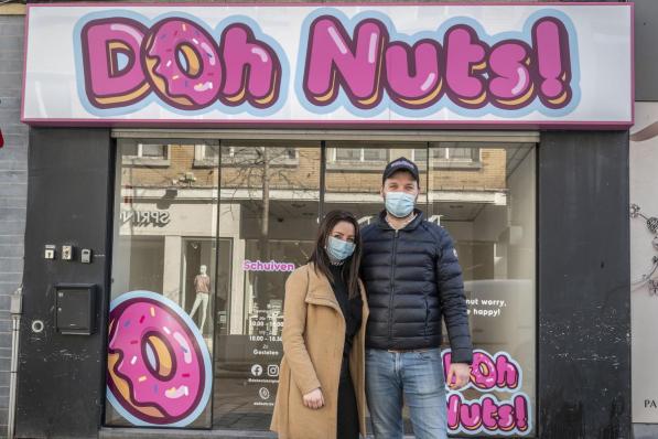 Logino Dujardin en Quirensa Verstraete voor de nieuwe zaak van Doh Nuts! in de Ooststraat.© Stefaan Beel