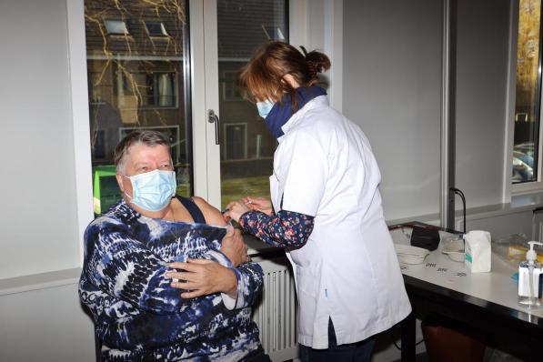 Inge Devlaeminck, verpleegster van residentie Oasis, krijgt de prik van arbeidsarts Sabine Maeyaert.©Myriam Van den Putte