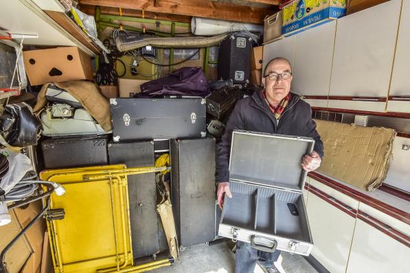 Bernard Verhaeghe, alias dj Bernardo, toont een lege koffer in de huurgarage waar ingebroken werd.© Luc Vanthuyne
