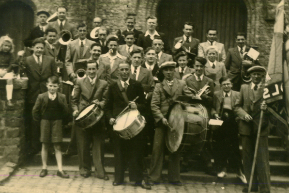 Een van de eerste groepsfoto’s genomen van de muziekmaatschappij in 1948. Linksvooraan herkennen we de jonge Willy Jodts