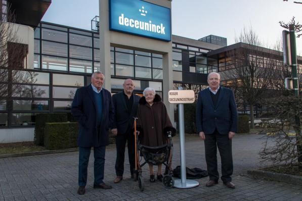 Arnold, Philip en Frank Deceuninck waren samen met hun moeder Gislaine Van Middelem aanwezig op de inhuldiging van het straatnaambord.©Emely Vanhaecke (foto EV)