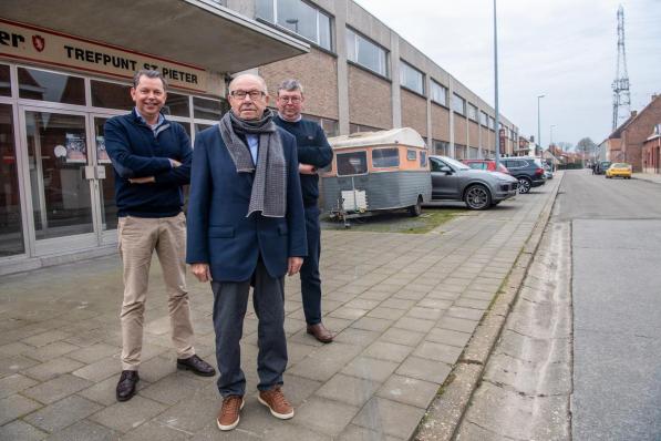 Christophe, Eli en Lieven Spriet voor het Trefpunt dat ze als wooneenheden zullen inrichten. (foto Frank)© Frank Meurisse