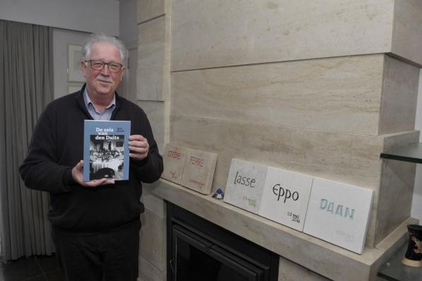 Rob Kindt met zijn boek ‘De zeis van den Duits’. (foto FODI)©FODI