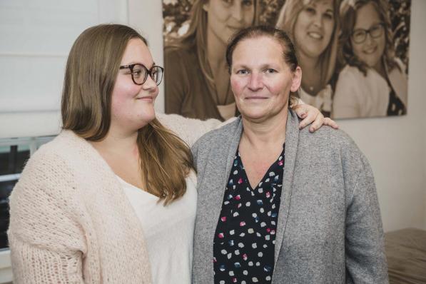 Florence Deconinck en haar mama Ann Delbeke: “Papa is te oud voor donorlongen, de kans op succes is te klein.”© Olaf Verhaeghe