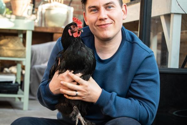 Angelo Dorny met één van zijn kippen. “De kuikentjes zorgen voor extra leven in huis.”©Frank Meurisse Frank Meurisse