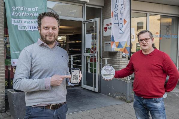 Schepen Frederik Sap en Arnold Vandenbussche zetten flink in op de gemeentebon, met succes: “Hoe meer keuze, hoe populairder de bon, zo merken we.” (foto SB)©STEFAAN BEEL Stefaan Beel