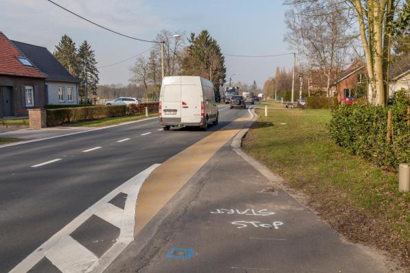 Het fietspad dat al is aangelegd vanuit Wingene stopt plots ter hoogte van Wildenburg waardoor de tweewielers verplicht zijn op de rijbaan te gaan fietsen.© foto WME