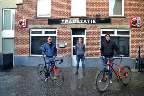 We zien v.l.n.r. Jonas Vandromme, Arne Couttouw en Carl Van Hoecke voor de uitvalsbasis van de nieuwe wielerclub.© CB
