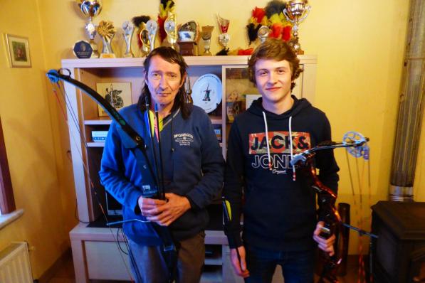 Andy Rousseeuw en zijn zoon Lorenzo voor hun prijzenkast. (foto MD)© (Foto MD)