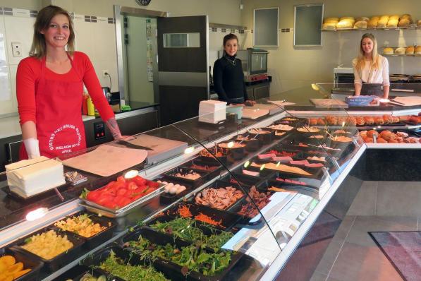 April Van Hoof (links) en haar team van Het Brugs Broodje in haar nieuwe vestiging. (foto Weymeis)© (Foto Weymeis)