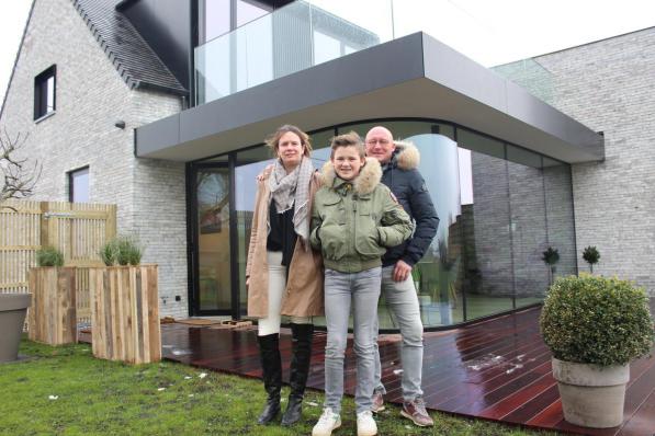 Nele Vandenbroucke en Sandro Vandenbulcke poseren met hun zoon Lander voor vakantiehuisje Koekeloeren. (foto JT)