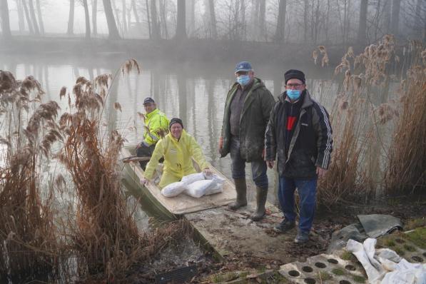 foto : in bootje Benny Nuytens (links) en Wim Vancoillie, aan de wal:Carlos Desmet en Luc Callens