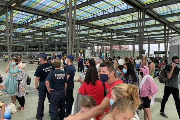 De politie moest vrijdag ingrijpen in het station van Oostende nadat door een defect geen treinen meer konden vertrekken uit het station, daardoor kwamen duizenden reizigers vast te zitten.© JR