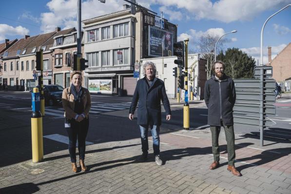 Schepen van Deelgemeenten Stephanie Demeyer, schepen van Stadsvernieuwing Wout Maddens (beiden Team Burgemeester) en Stein Meulenijzer van de dienst vastgoed van stad Kortrijk voor het aangekochte pand aan het kruispunt in Bissegem.© Olaf Verhaeghe