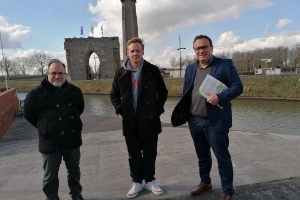 Veurns burgemeester Peter Roose (VeurnePlus), Maxim Veys (Volksvertegenwoordiger Vlaams Parlement voor s.pa) en S.PA-gedeputeerde Jurgen Vanlerberghe.© MVO