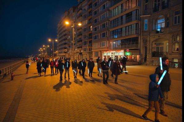 De beweging Re-Start Life wilde met de fakkeltocht aantonen dat het mogelijk is om coronaveilig een activiteit te organiseren.© LC