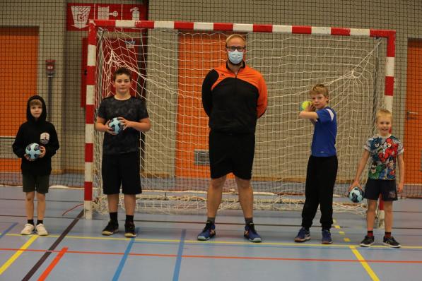 Voorzitter Jelle Lefebvre poseert samen met enkele jonge handbalspelertjes. (foto ELD)©ELD
