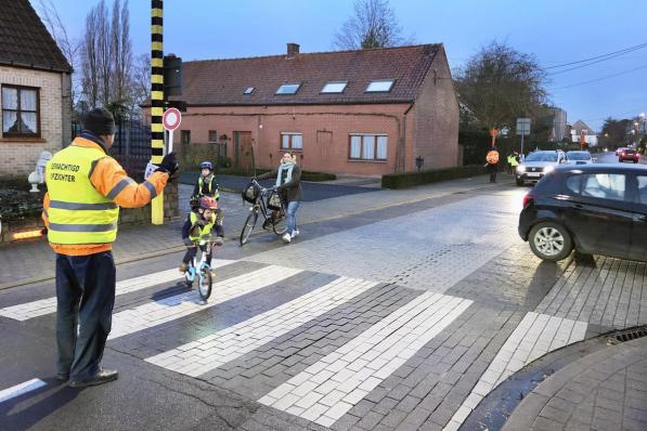 Veel te weinig leerlingen, zelfs uit het vijfde en zesde leerjaar, komen in Torhout te voet of per fiets naar school.©Johan Sabbe