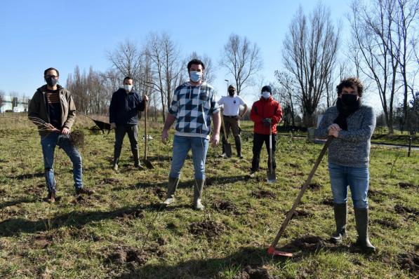 Hans Vermeersch, diensthoofd dienst Landschap, Niels Tahon, Belgisch kampioen Leeuwentoren, Stefaan Vanoplynes, medewerker Stijn Pannecoucque, Florian Rogiers, Belgisch kampioen Leeuwentoren en schepen Valentijn Despeghel hebben de eerste bomen geplant.© EG