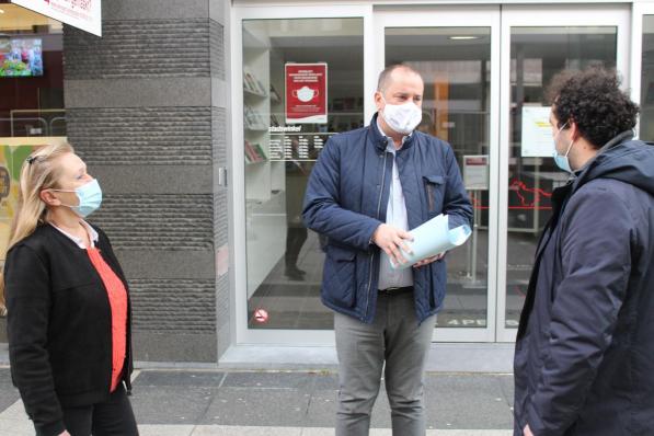 Nancy Dewaele en Maxim Laporte bij burgemeester Kurt Vanryckeghem die de petitie in ontvangst nam.© foto JDW