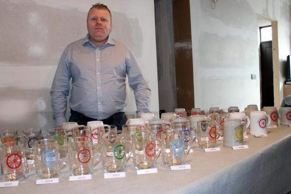Juri Rommens verzamelt bierpotten en dito glazen die naar de Meense Wieltjesfeesten verwijzen. (foto WO)©wilfried Ossieur