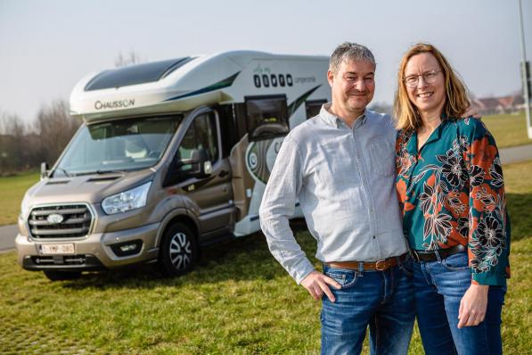 Inge Bocxstael en Philippe Verriest bij hun ingerichte camper.© Davy Coghe