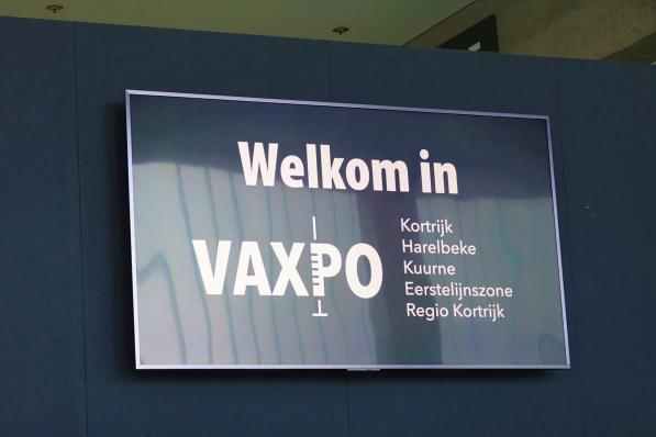 Zowel taxi's als busjes zetten ouderen af aan de deur van Vaxpo.© AN