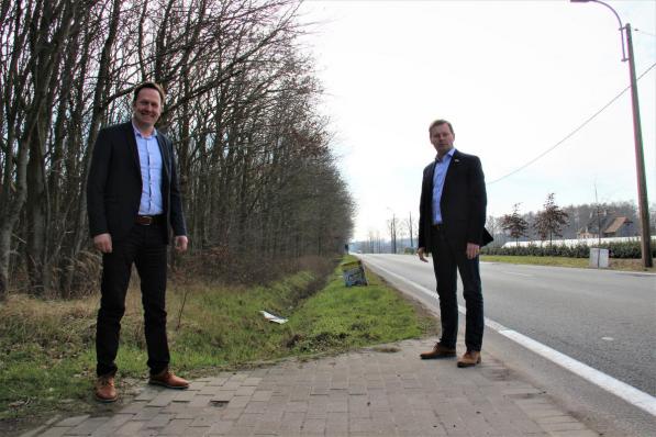 De burgemeesters van Beernem en Wingene hopen dat de werken voor het dubbelrichtingsfietspad snel kunnen starten.© NS