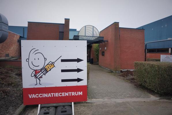 In het vaccinatiecentrum in Zomerloos in Gistel kunnen inwoners van Gistel, Oudenburg en Ichtegem een prikje tegen corona krijgen.© TVA