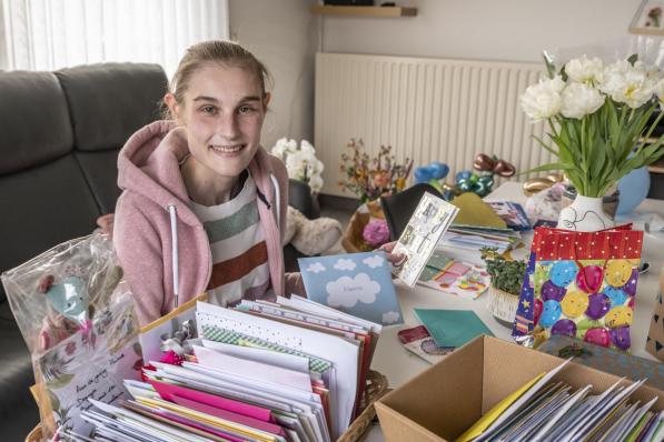 Hanne Degryse met haar honderden verjaardagskaartjes.©STEFAAN BEEL Stefaan Beel