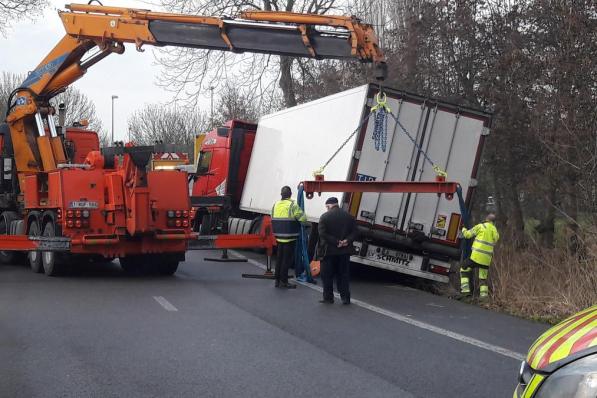 Een takeldienst werd opgeroepen om de vrachtwagen recht te trekken.© JT