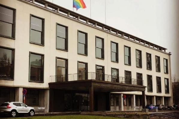 Op het Oostendse stadhuis hangt de regenboogvlag halfstok.© Instagram Silke Beirens