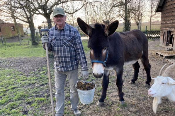 Piet Ternest met ezel Berry en zijn gouden mest.