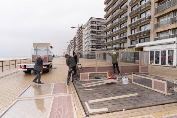 Horeca- en beachbaruitbaters van Middelkerke mogen nu al hun terrassen en beachbars opzetten.© luc cassiman
