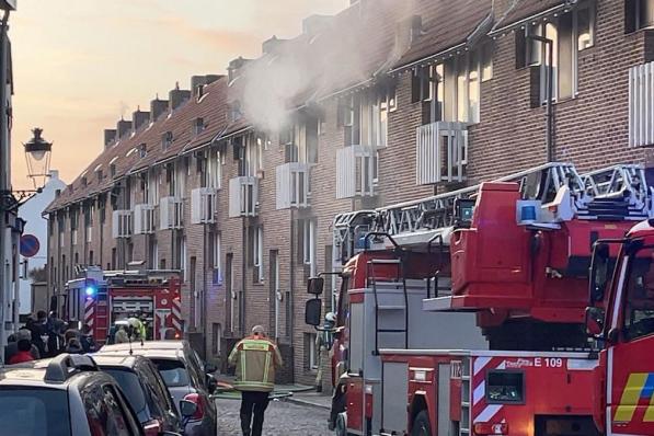 In een rijhuis in de Vulderstraat in Brugge brak brand uit op de eerste etage.© Jan Van Maele